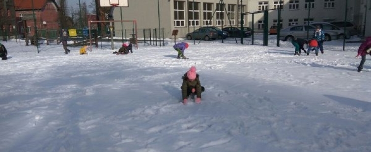 Powiększ obraz: Zimowe zabawy na śniegu